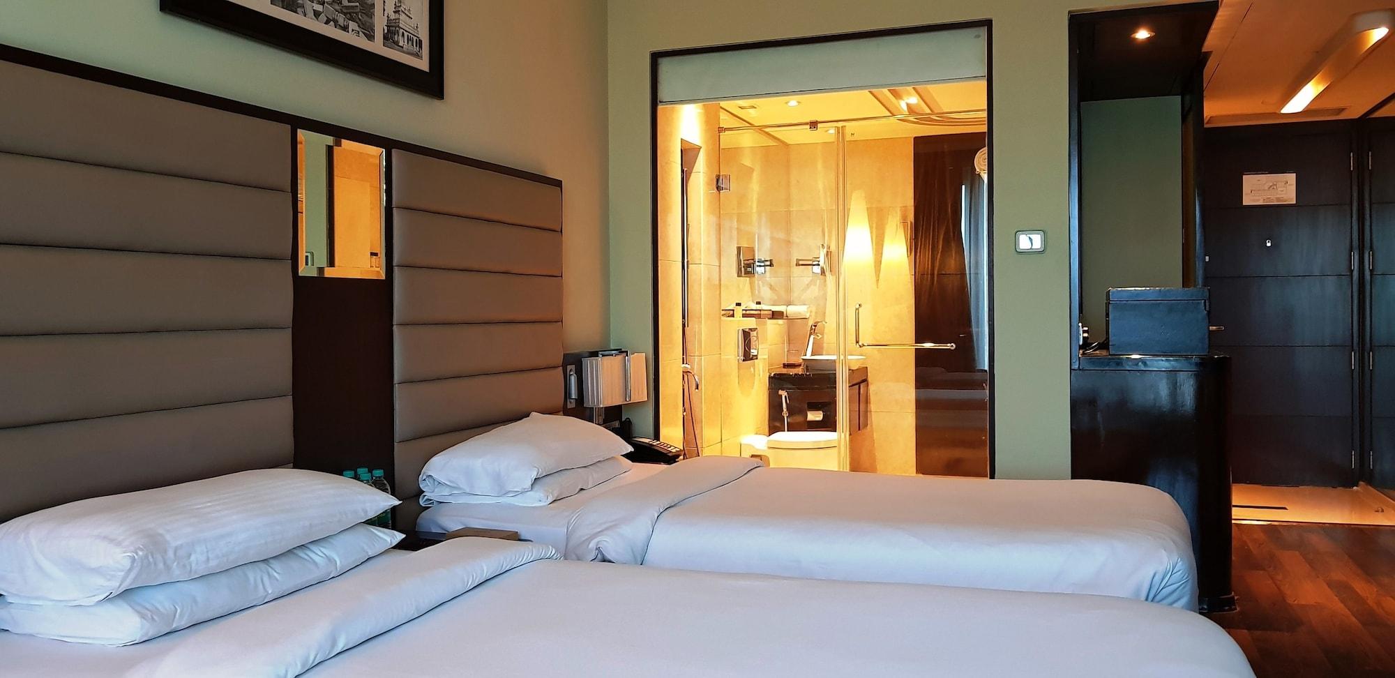 Vivanta Hyderabad, Begumpet Kültér fotó A room at the hotel
