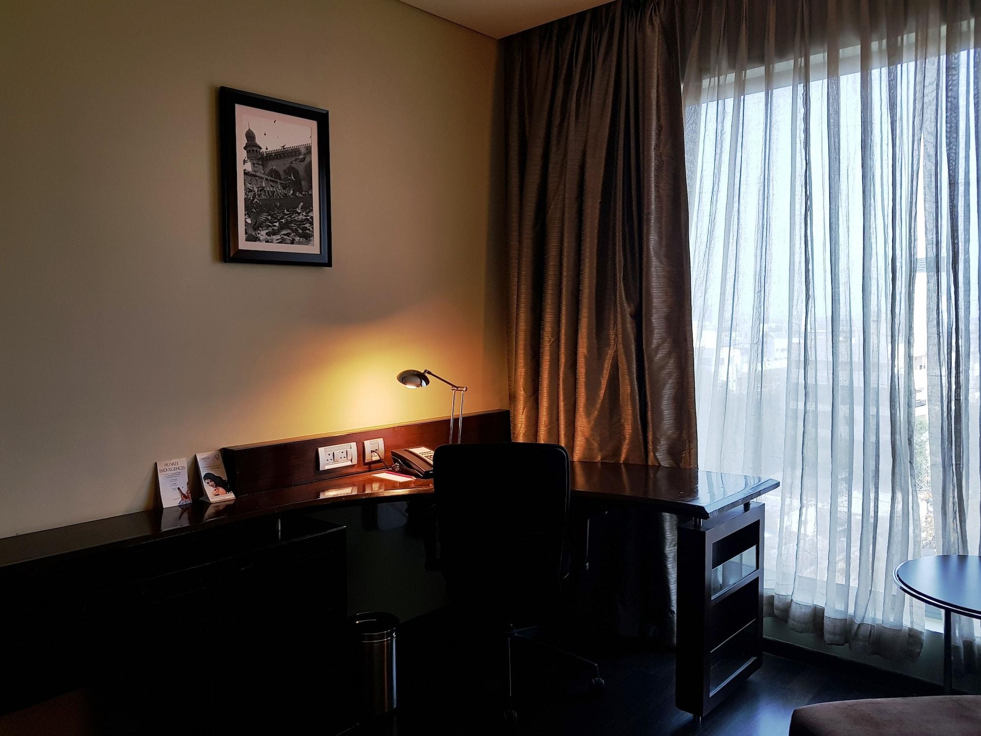 Vivanta Hyderabad, Begumpet Kültér fotó A room at the Taj Bengal