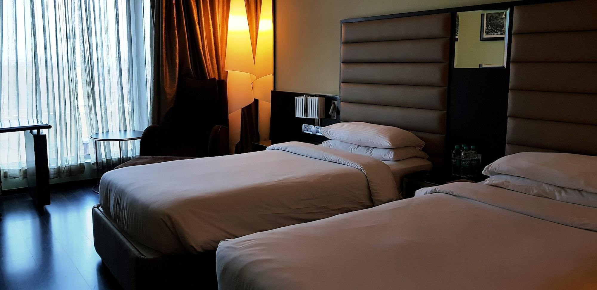 Vivanta Hyderabad, Begumpet Kültér fotó A room at the hotel