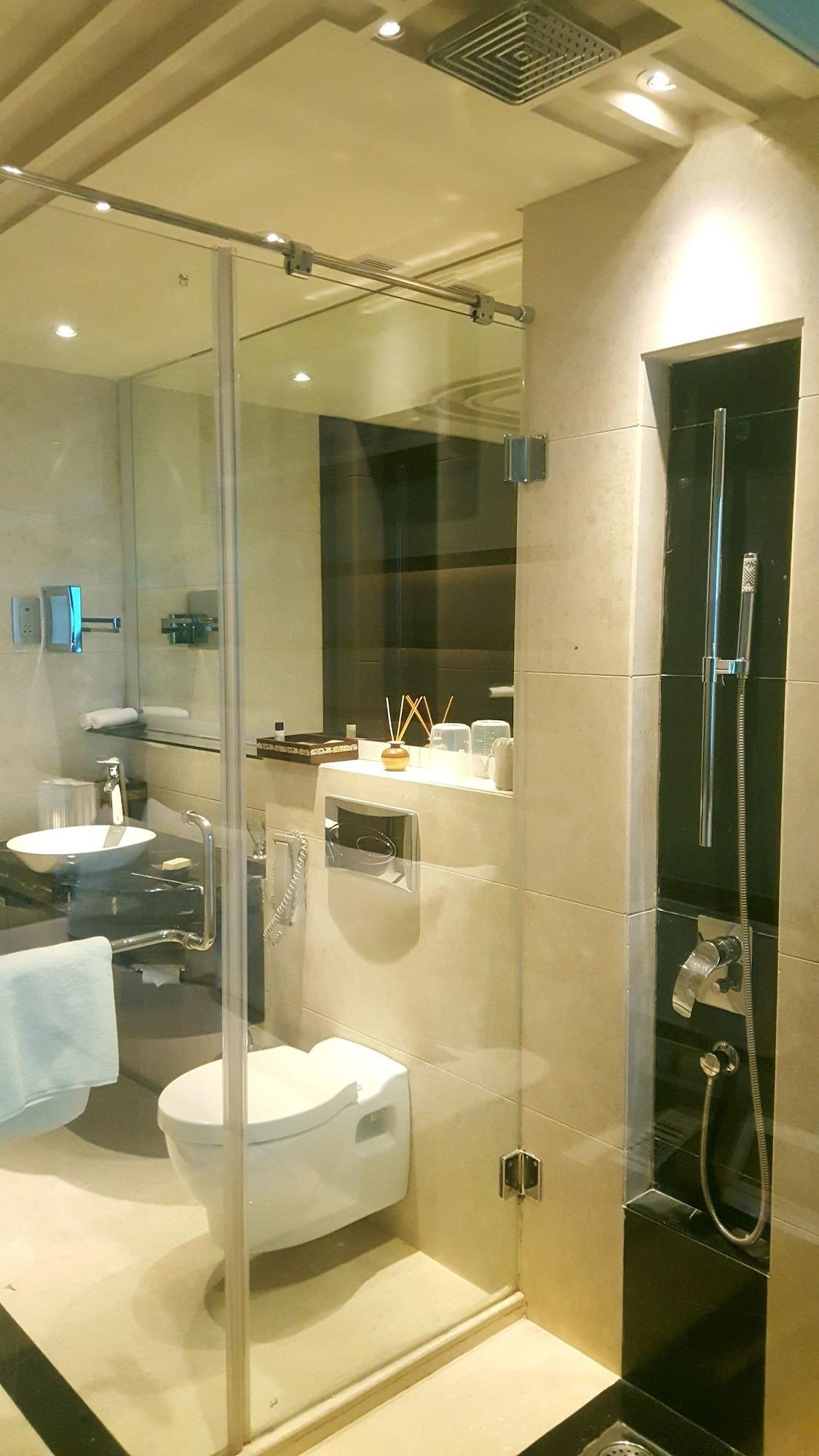 Vivanta Hyderabad, Begumpet Kültér fotó A shower cubicle