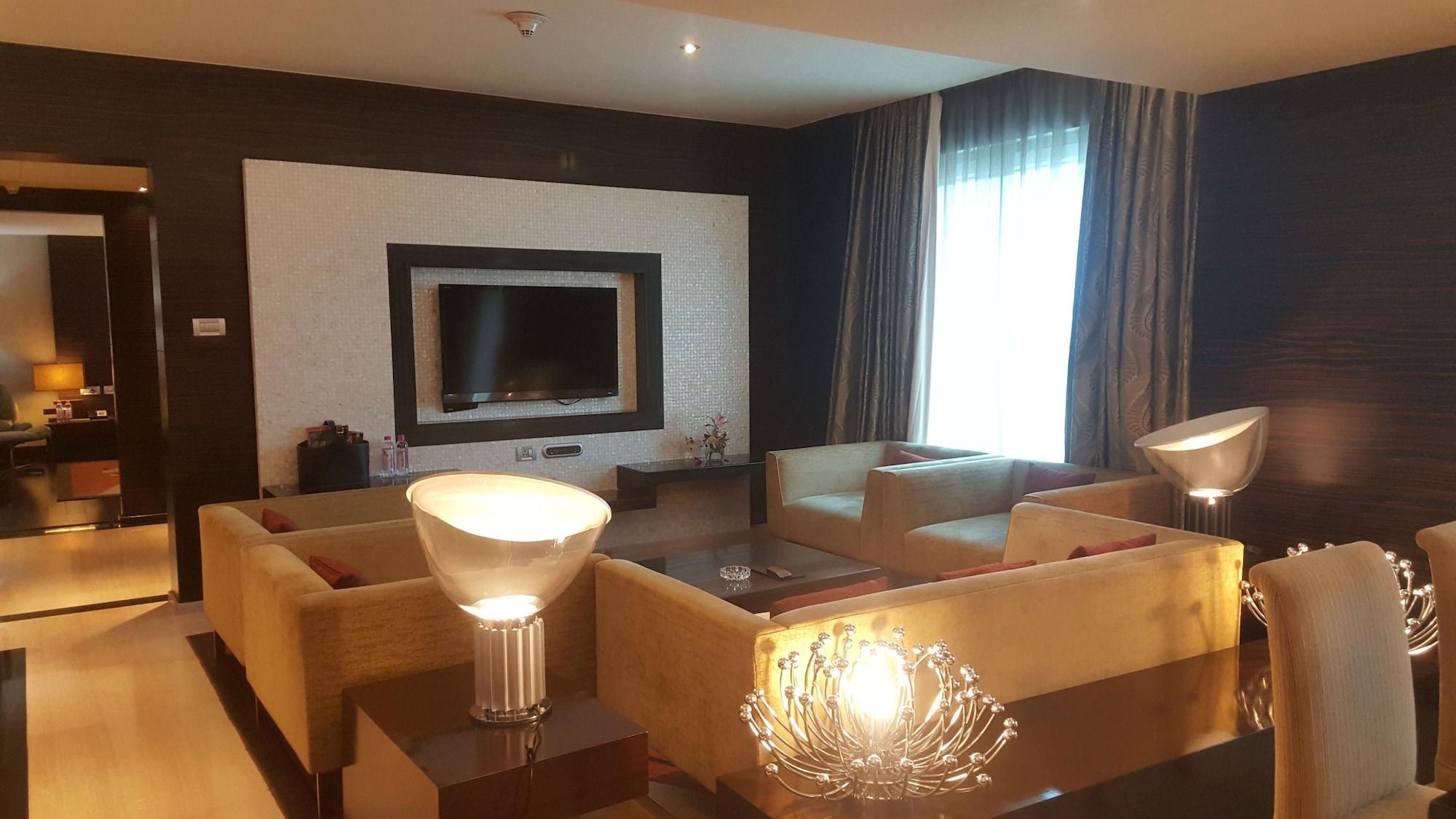 Vivanta Hyderabad, Begumpet Kültér fotó Living room of a suite at the hotel