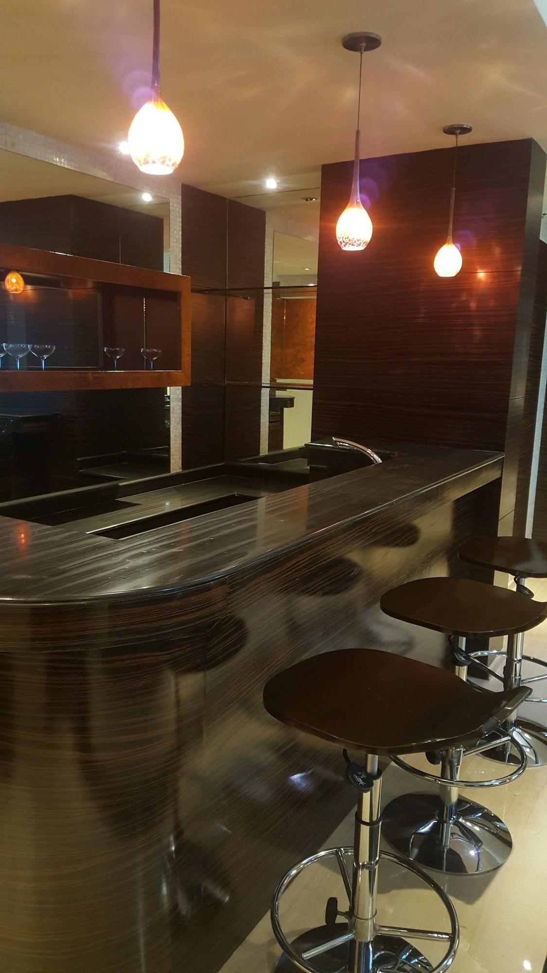 Vivanta Hyderabad, Begumpet Kültér fotó A kitchen with a granite countertop