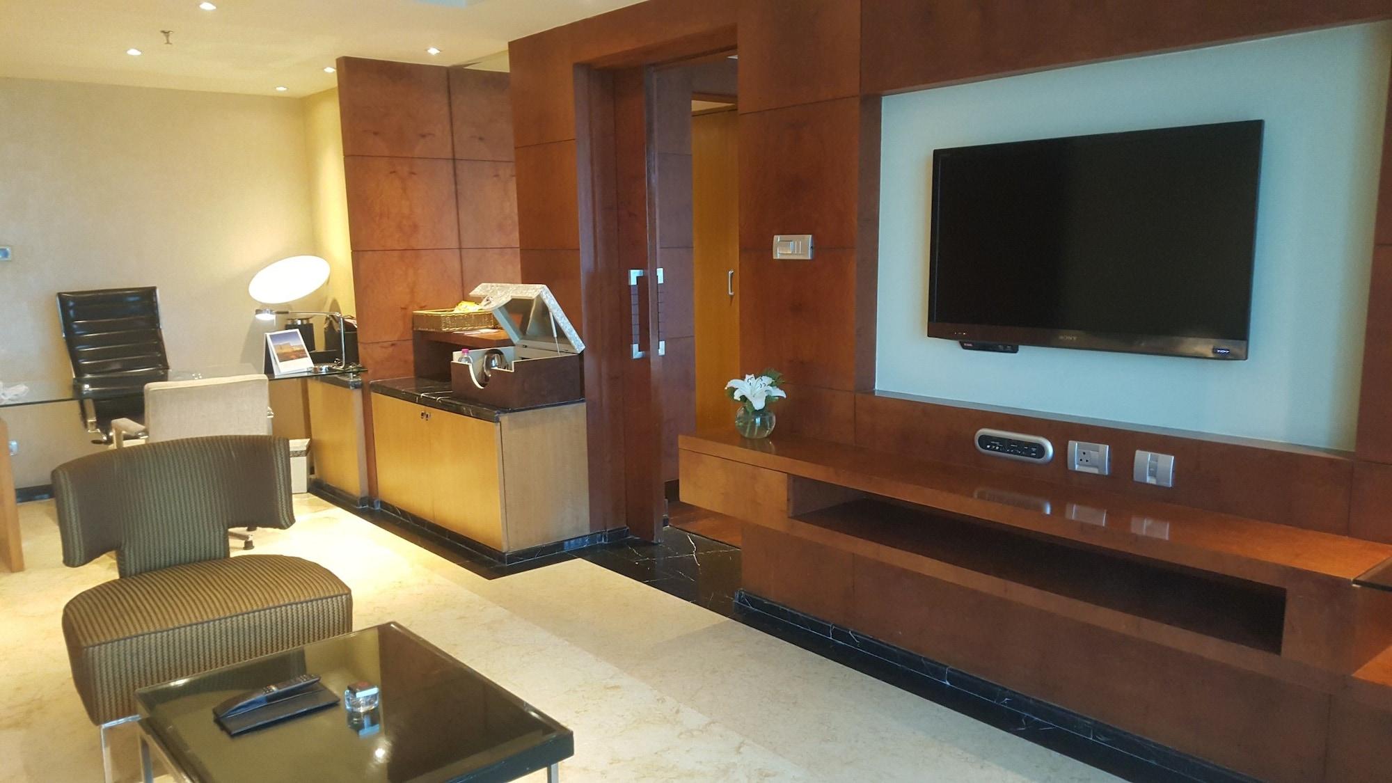 Vivanta Hyderabad, Begumpet Kültér fotó A suite at the Taj Mahal Palace