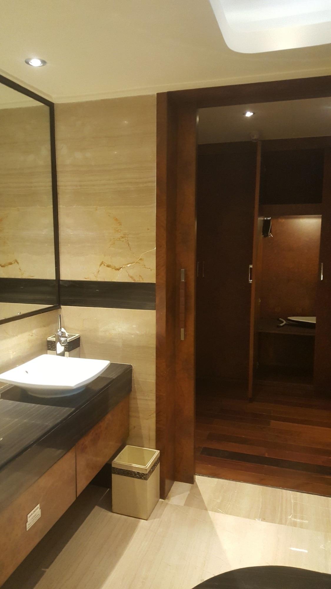 Vivanta Hyderabad, Begumpet Kültér fotó Bathroom