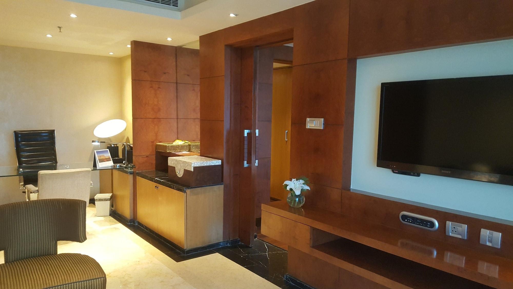 Vivanta Hyderabad, Begumpet Kültér fotó A room at the hotel