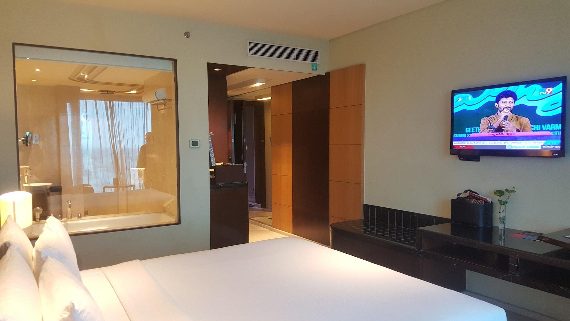 Vivanta Hyderabad, Begumpet Kültér fotó A room at the hotel