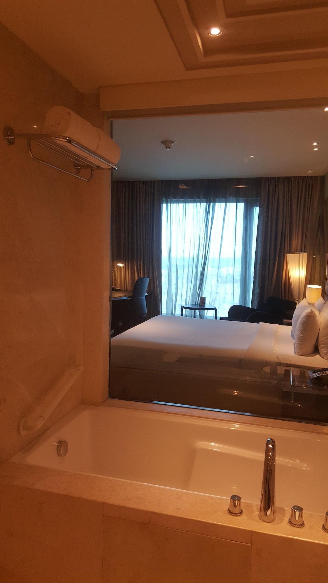 Vivanta Hyderabad, Begumpet Kültér fotó A room at the hotel