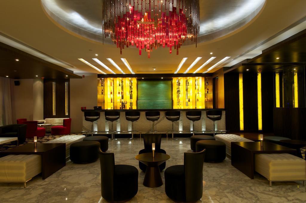 Vivanta Hyderabad, Begumpet Kültér fotó The lobby of the hotel