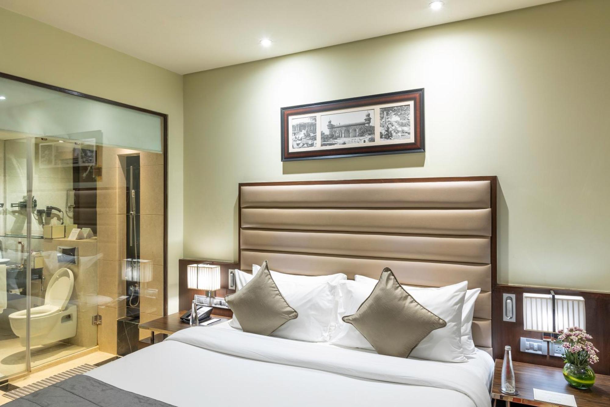 Vivanta Hyderabad, Begumpet Kültér fotó A room at the hotel