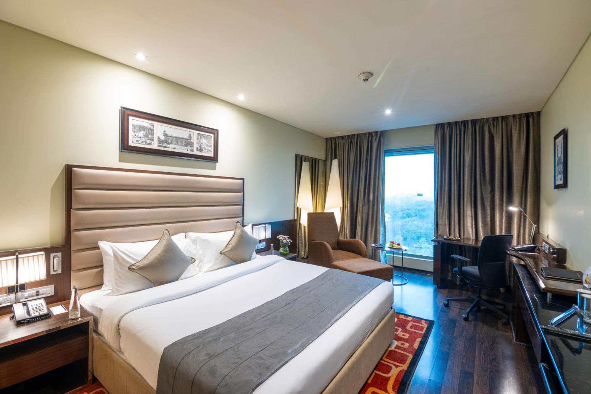 Vivanta Hyderabad, Begumpet Kültér fotó A room at the hotel
