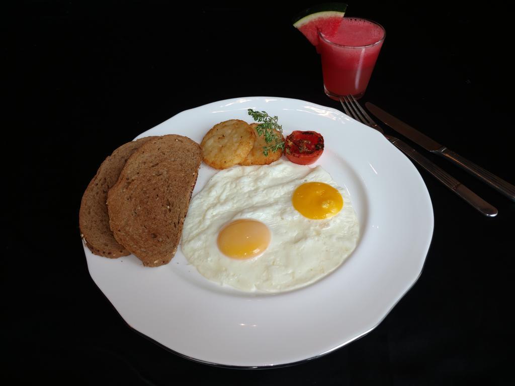 Vivanta Hyderabad, Begumpet Kültér fotó A plate of sunny-side-up eggs