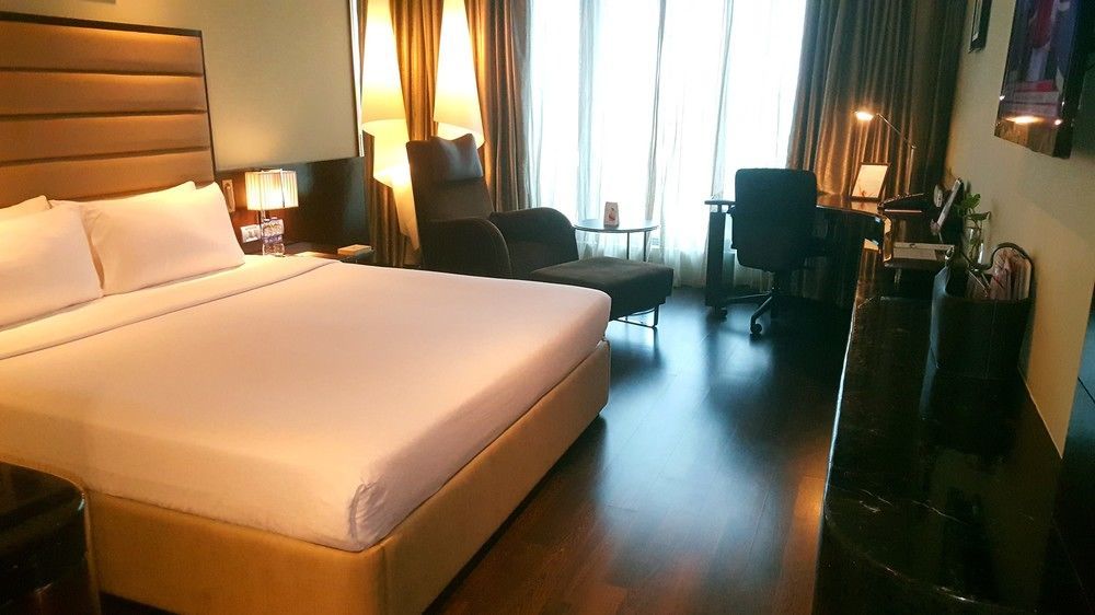 Vivanta Hyderabad, Begumpet Kültér fotó A room at the hotel