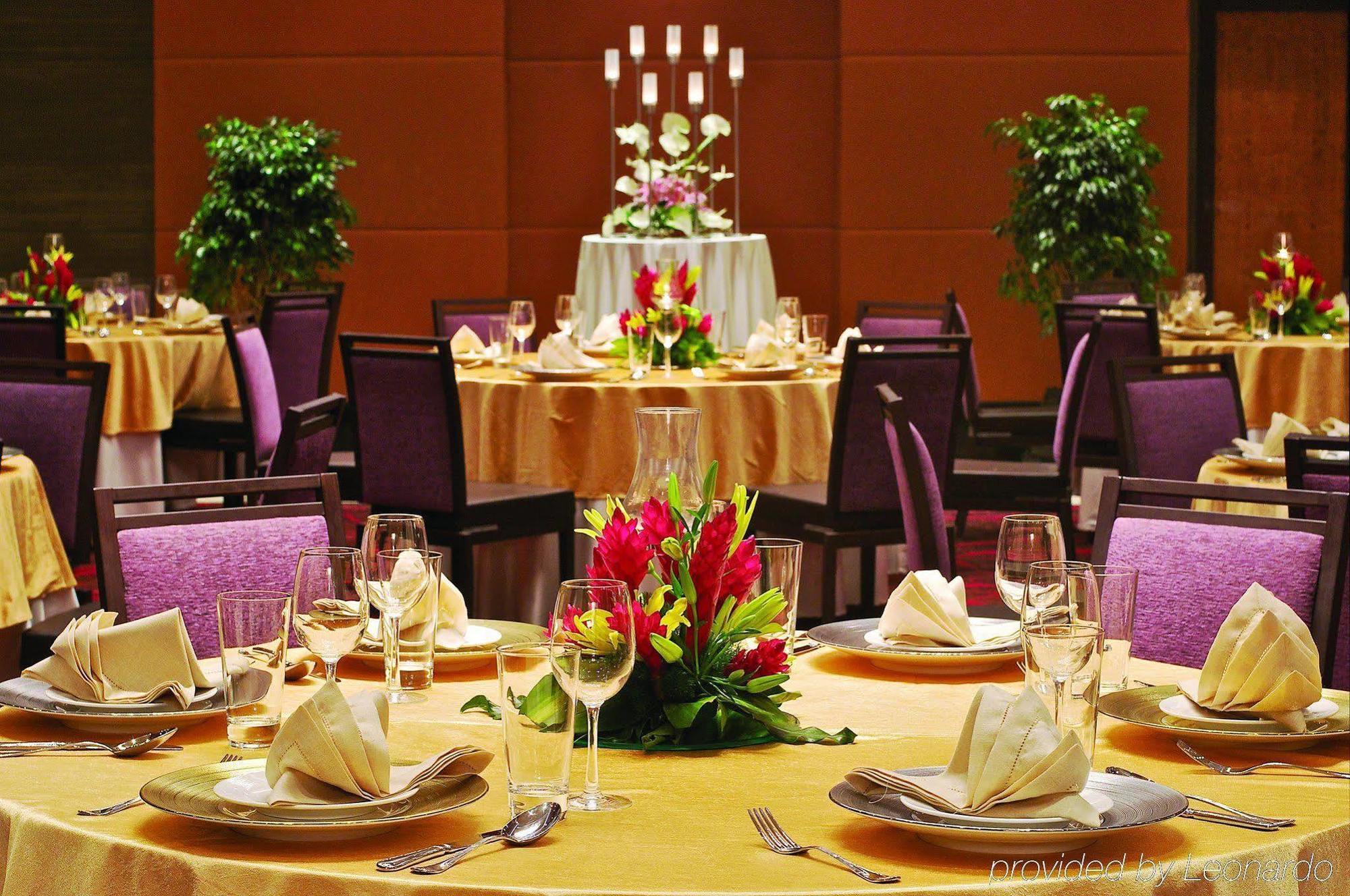 Vivanta Hyderabad, Begumpet Létesítmények fotó A table set for a formal dinner