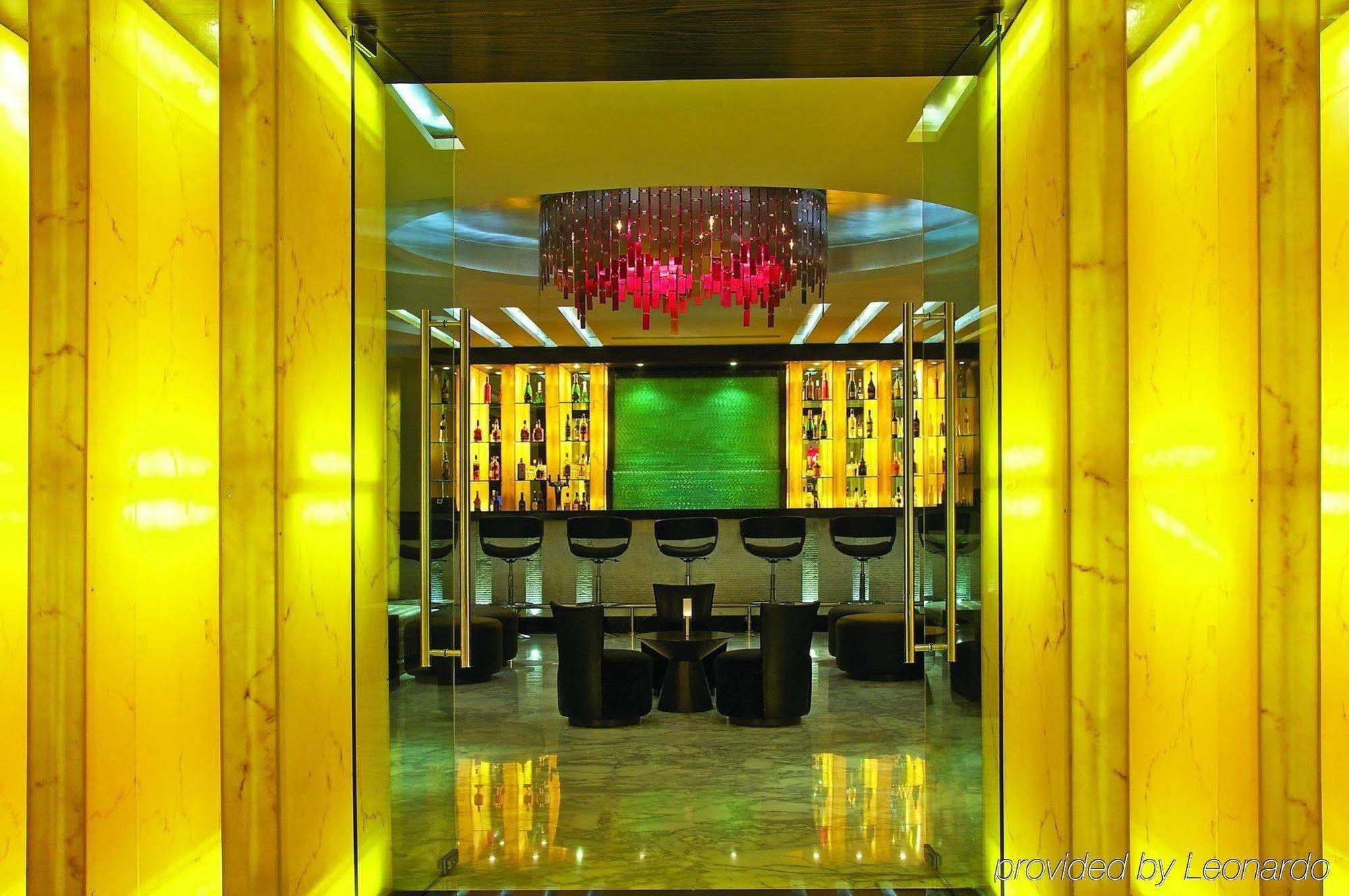 Vivanta Hyderabad, Begumpet Étterem fotó The lobby of the hotel