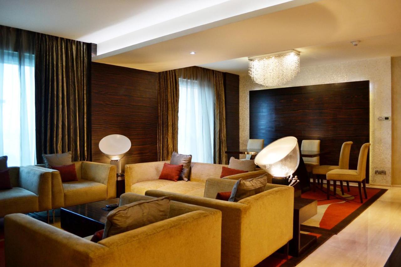 Vivanta Hyderabad, Begumpet Kültér fotó The interior of a suite at the hotel