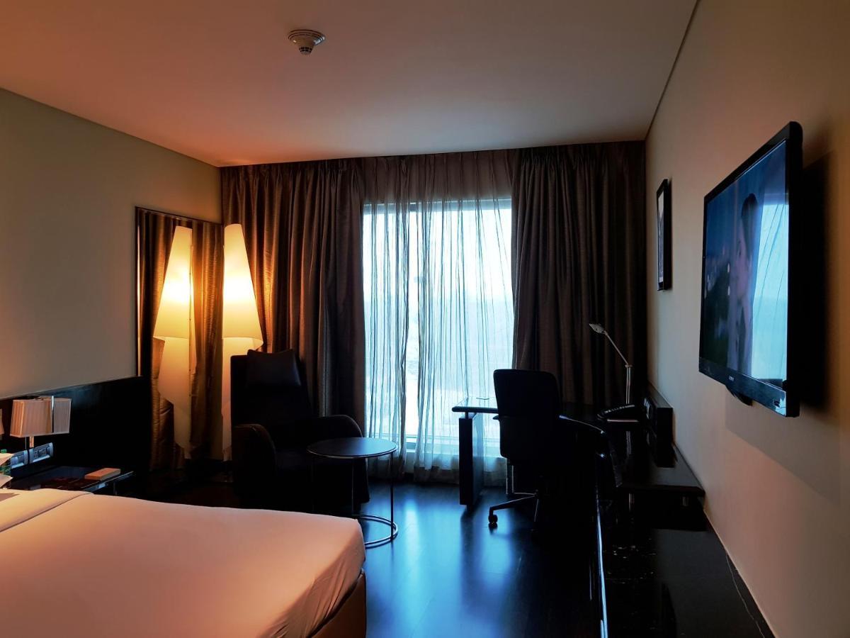 Vivanta Hyderabad, Begumpet Kültér fotó A room at the hotel